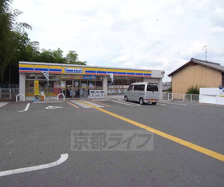 【向日市森本町のアパートのコンビニ】