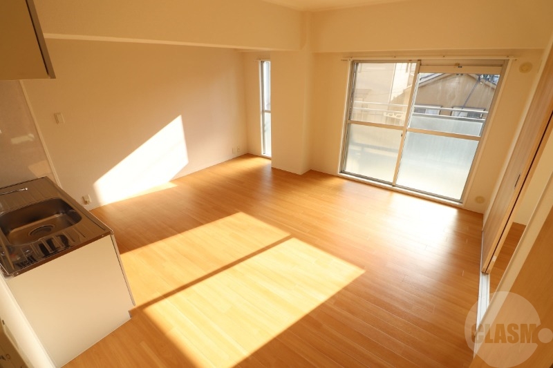 居室・リビング　明るいリビングルーム