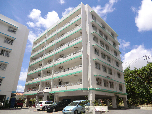 沖縄市高原のアパートの建物外観