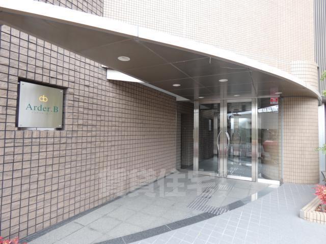 【京都市伏見区竹田段川原町のマンションのエントランス】