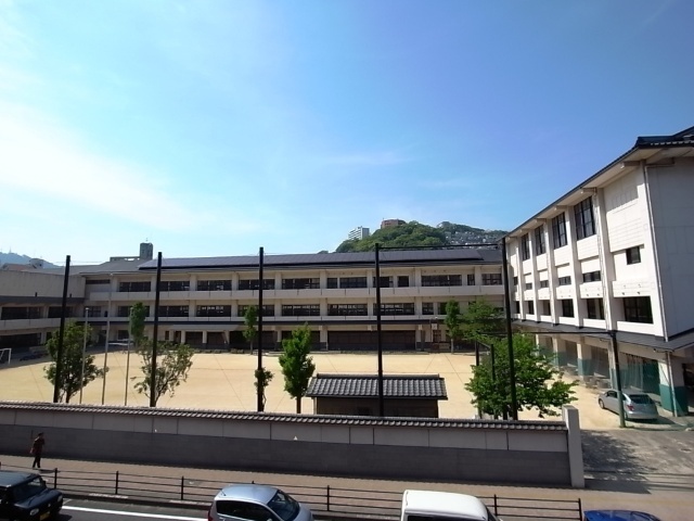 【長崎市樺島町のマンションの小学校】