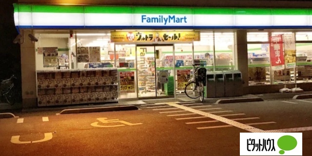 コンビニ　ファミリーマート本田みなと通店（コンビニ）まで546m