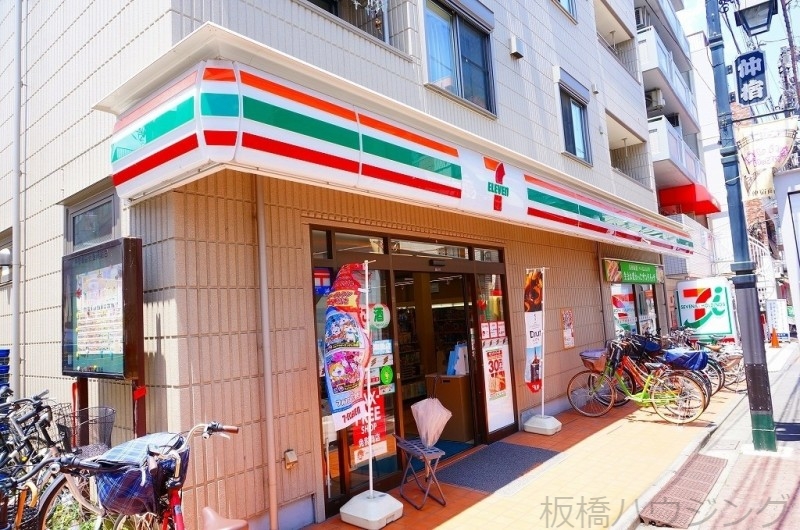 スーパー　ライフ仲宿店（スーパー）まで297m
