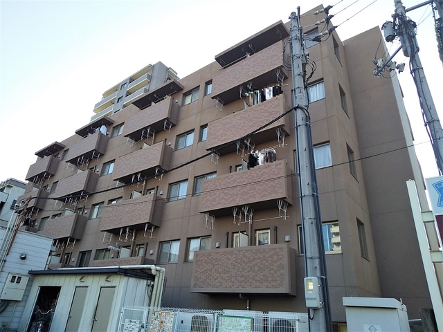 【松山市喜与町のマンションの建物外観】