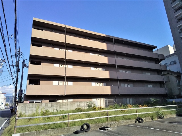 【松山市喜与町のマンションの建物外観】