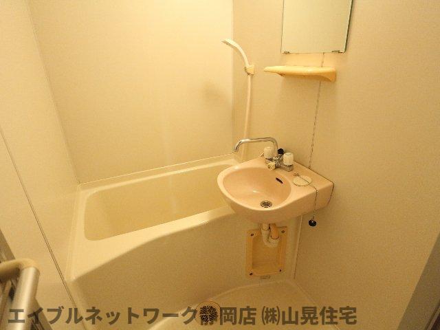 バス・シャワールーム　コンパクトで使いやすいお風呂です