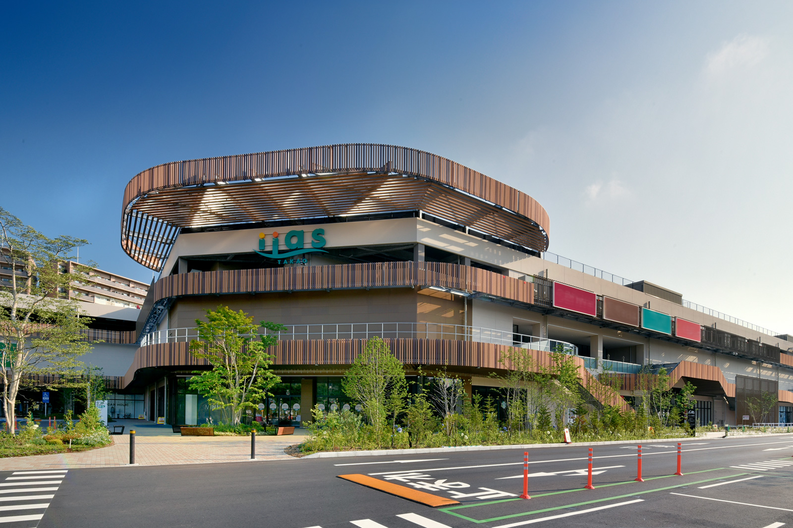 ショッピングセンター　ジーユーイーアス高尾店（ショッピングセンター）まで930m