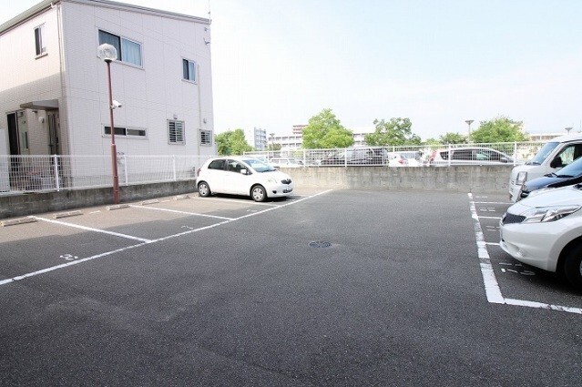 【福岡市東区千早のマンションの駐車場】