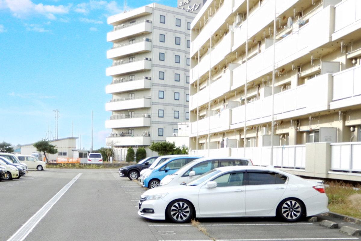 【秋田市土崎港西のマンションの駐車場】