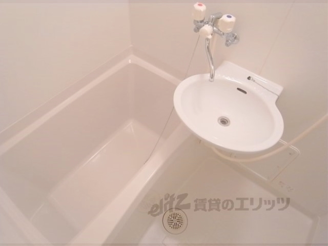 バス・シャワールーム　使い勝手のいいお風呂スペースです。