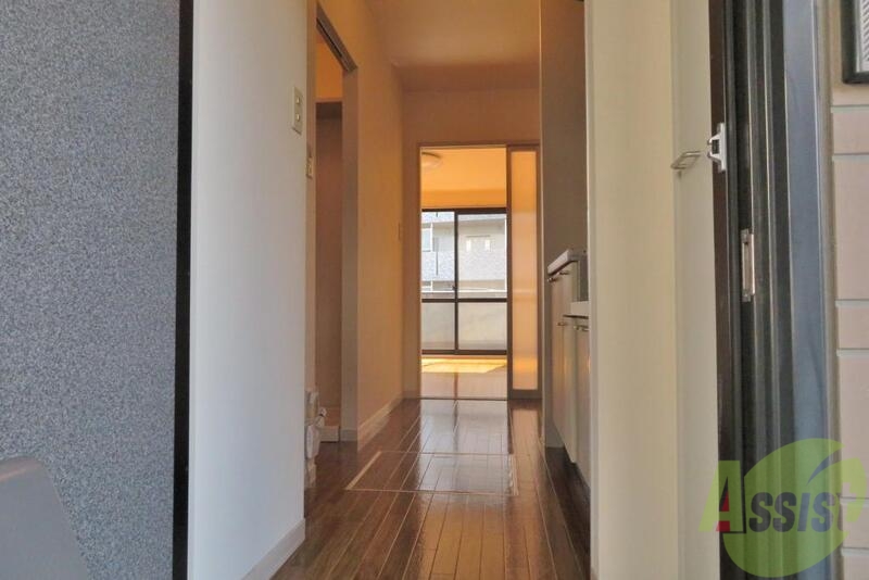 玄関　玄関から見た景色です。シューズボックスは設置が必要ですね。