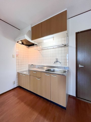 キッチン　同じ建物の別のお部屋の写真です。