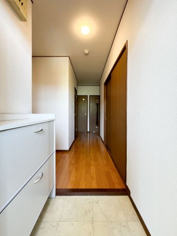 玄関　同じ建物の別のお部屋の写真です。