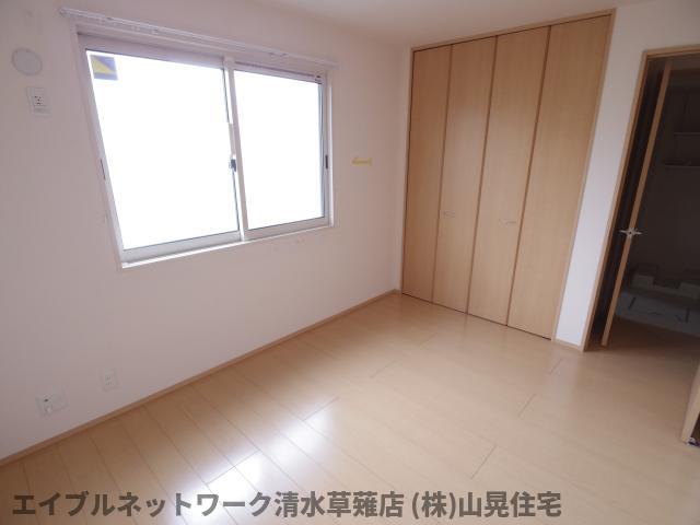 その他部屋・スペース　開放的な寝室です