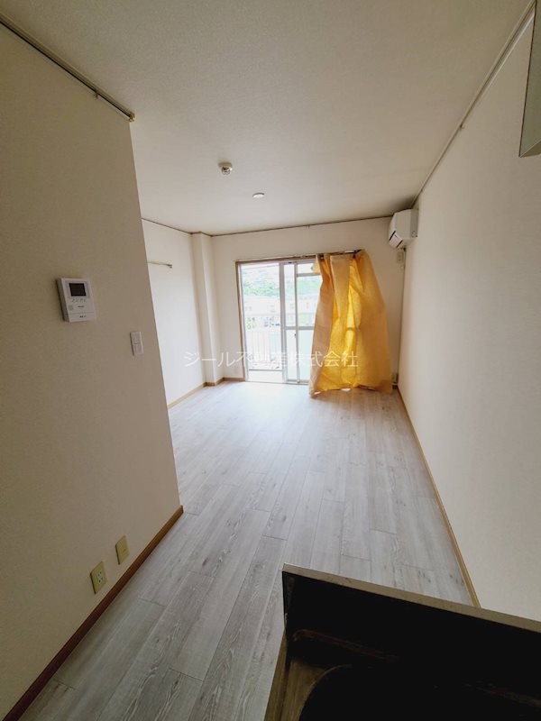 居室・リビング　明るくキレイなフローリングのお部屋。