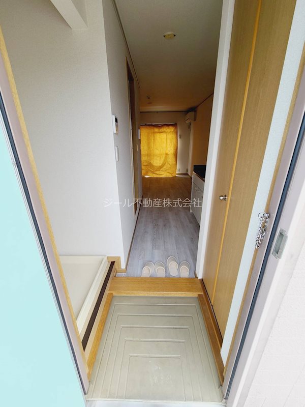 玄関　日当たりのよい明るいお部屋。