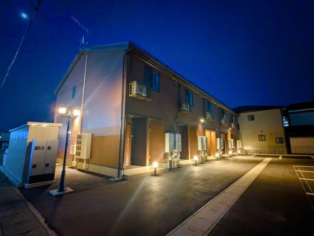 建物外観　夜でも照明があり安心感があります