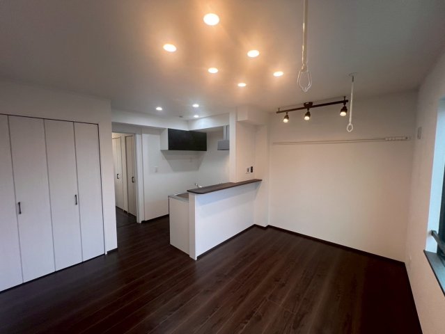 居室・リビング　お部屋がすっきりと見えるダウンライト付き