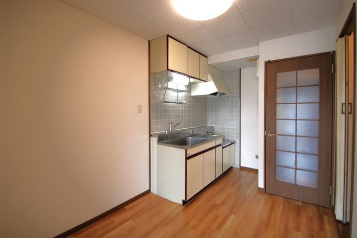 その他　広々としたキッチンまわり　残置照明あり