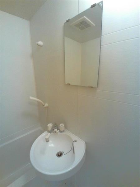 洗面設備　浴室内に併設されています