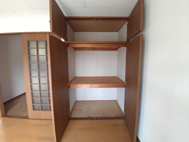 収納　天井まで使える収納スペース