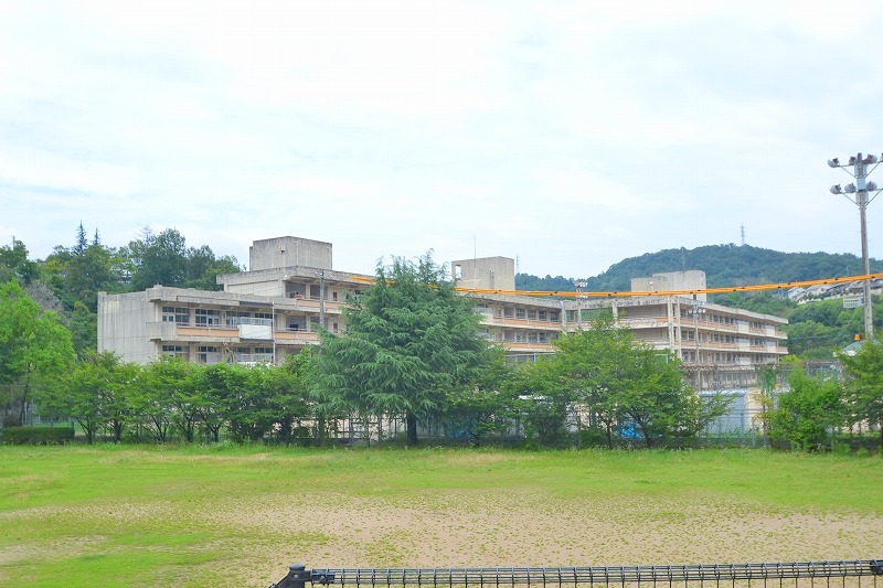 小学校　広島市立美鈴が丘小学校（小学校）まで987m