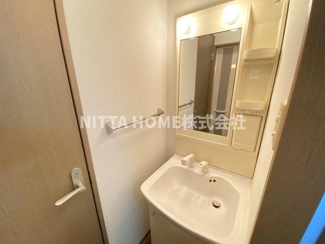 洗面設備　シャワー付きの洗面台朝の準備も楽々です！