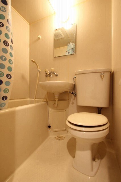 バス・シャワールーム　同物件、別号室のものです。