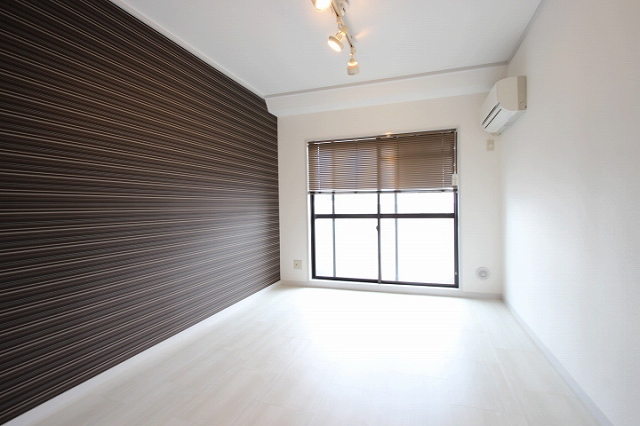 居室・リビング　同物件、別号室のものです。