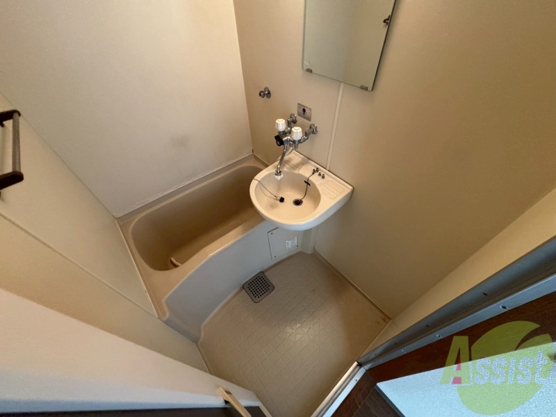 バス・シャワールーム　こちらはお風呂。一日の疲れをここで癒してください。