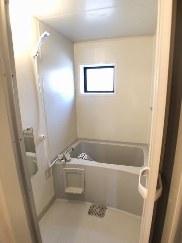 バス・シャワールーム　換気が出来る窓付き