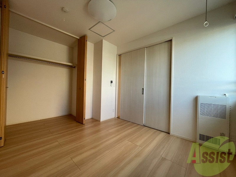 その他部屋・スペース　寝室はこちらです。光が差し込む、温かみのあるお部屋です。