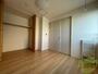 その他部屋・スペース　寝室はこちらです。光が差し込む、温かみのあるお部屋です。