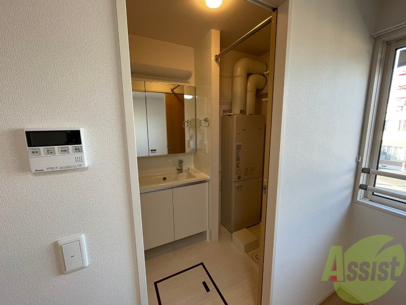 洗面設備　独立洗面台です。大きくてよいですね。シャンプーもできます。