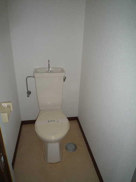 トイレ　落ち着いた色調のトイレです