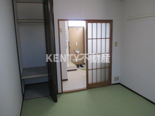 その他部屋・スペース　落ち着いた色調の寝室です