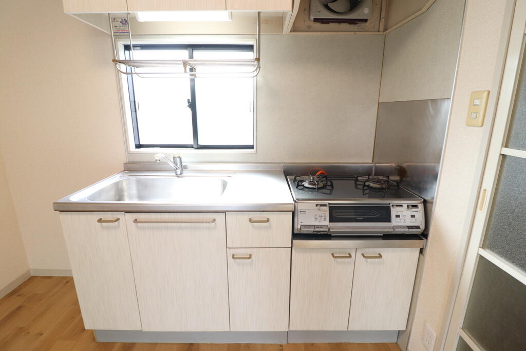 キッチン　2口コンログリル付きで大きなシンクのキッチンです♪