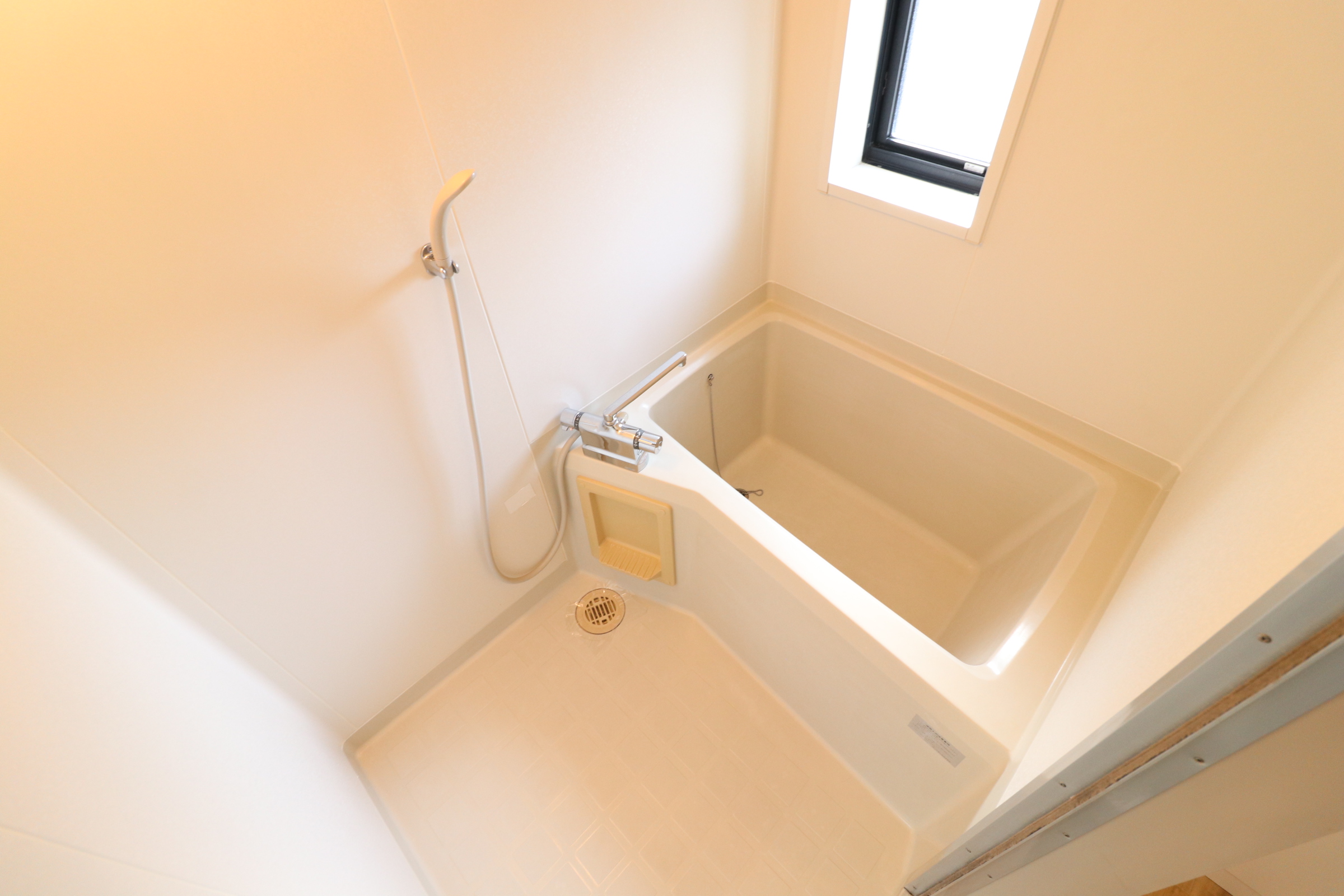 バス・シャワールーム　手元で温度調整可能で、使い勝手◎