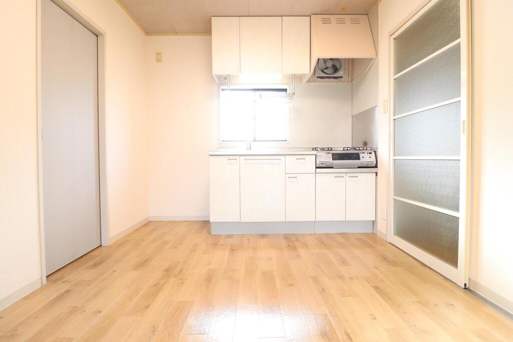 居室・リビング　落ち着いた木目調フロアの4.8帖キッチンです♪