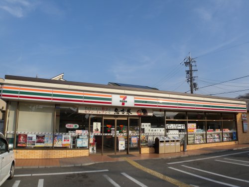 コンビニ　セブンイレブン　三木本町店（コンビニ）まで718m