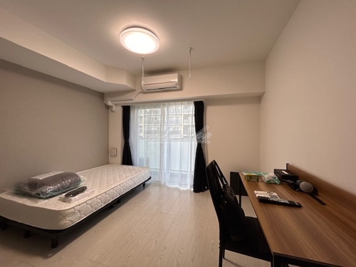 居室・リビング　リブマックス仕様の家具家電が入ります。ベッド・机・椅子・掃除