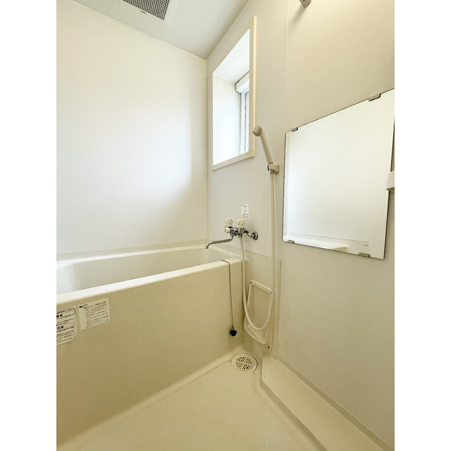 バス・シャワールーム　窓付きのバスルーム