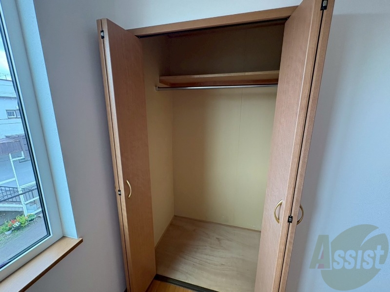 収納　こちらの収納にはハンガーをかけて服もしまえますね。
