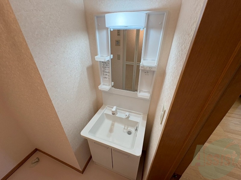 洗面設備　独立洗面台です。大きくてよいですね。シャンプーもできます！