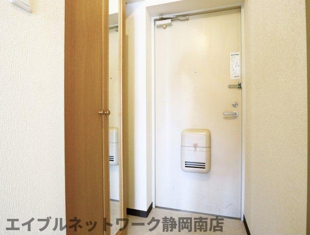 玄関　収納もある玄関です