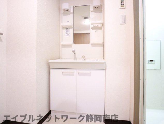 洗面設備　スペースが確保できる洗面所です