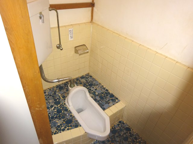 ＪＲ唐津線 西唐津駅 徒歩6分 2階建 築48年のトイレ写真