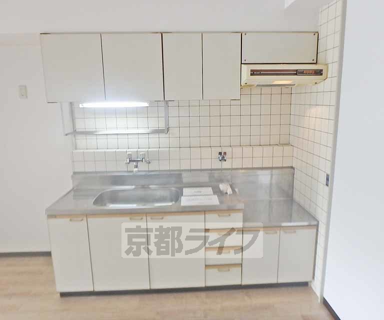 キッチン　キッチンスペース。収納もたっぷりついてます