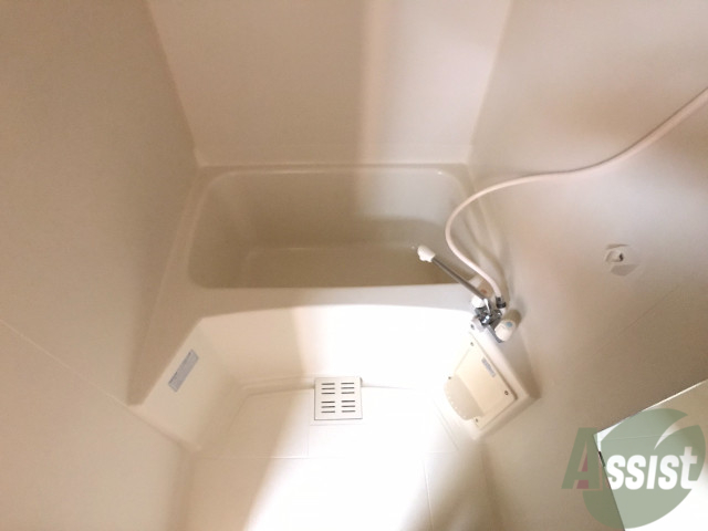 バス・シャワールーム　お風呂になります～。ちょうどいい広さですね。