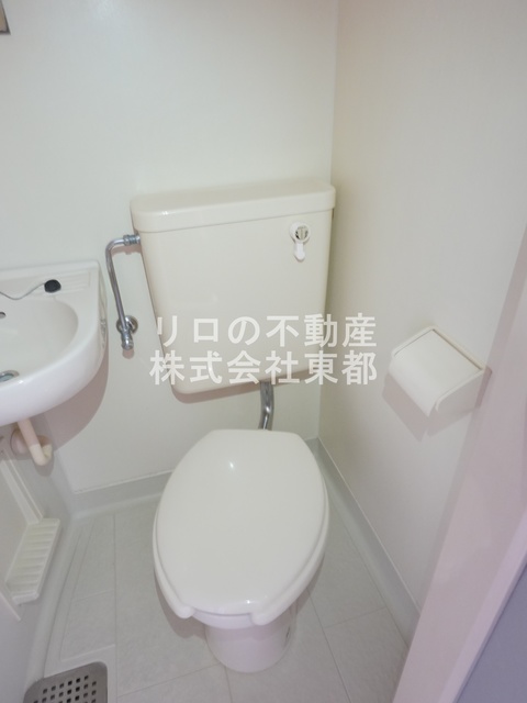 トイレ　白基調で清潔感のあるトイレです♪